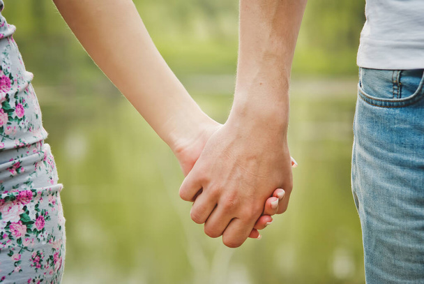 Κοντινό πλάνο ζευγάρι ερωτευμένων, κρατώντας τα χέρια - Φωτογραφία, εικόνα
