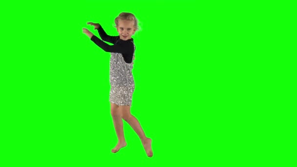 Schattig klein meisje swingend in tact over chroma key groene achtergrond. - Video