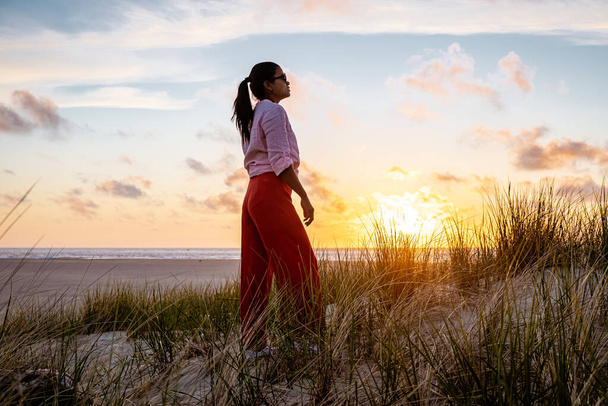 Vuurtoren Texel tijdens zonsondergang Nederland Nederlands Eiland Texel, meisje bezoek de vuurtoren, vrouw op vakantie Texel - Foto, afbeelding