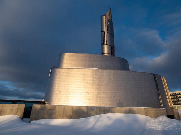 La Catedral de las Luces del Norte, también conocida como Iglesia Alta, es una iglesia parroquial de la Iglesia de Noruega en el municipio de Alta y fue construida desde 2011 hasta 2013.
. - Foto, imagen