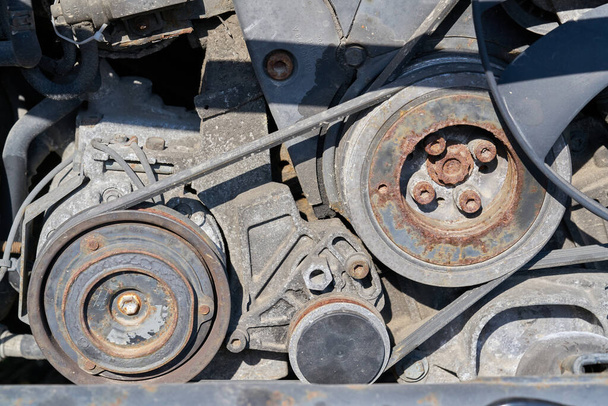 Belt drive on disassembled car - Foto, Bild
