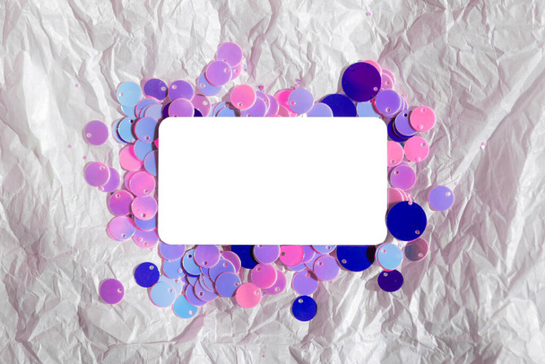 Foto Stock - Foto de tarjeta en blanco con lentejuelas azules sobre fondo de papel. Para presentaciones de diseño y carteras
. - Foto, imagen