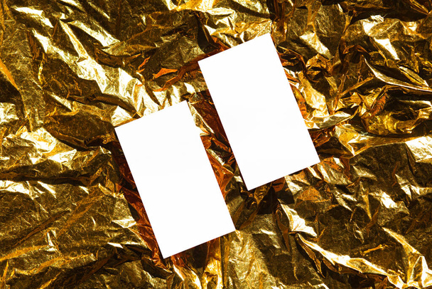 Archivfoto - Blank weiße Papierkarte auf goldenem Hintergrund, Premium-Business- und Luxus-Markenidentität-Attrappe - Foto, Bild
