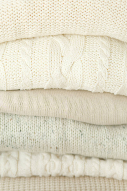 stos ciepłych swetrów na tle - Zdjęcie, obraz
