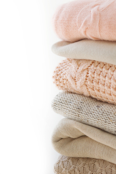 stos ciepłych swetrów na tle - Zdjęcie, obraz