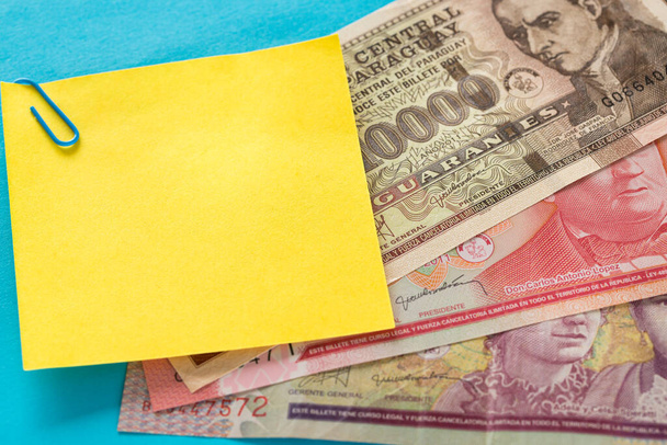Paraguay-Geld, Guaranies-Banknoten mit gelbem Klebezettel für eigene Banknoten. - Foto, Bild