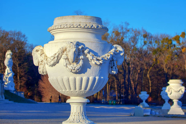 enorme jarrón de calle hecho de mármol
 - Foto, Imagen