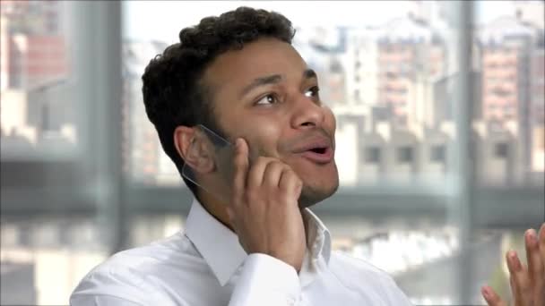 Boldog indiai férfi beszél üres, átlátszó telefonon. - Felvétel, videó