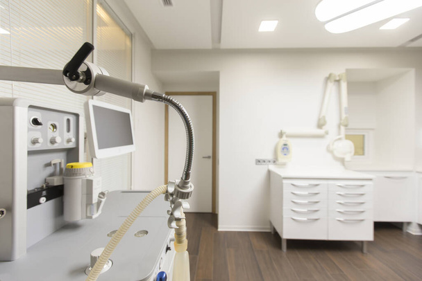 Οδοντιατρική αίθουσα με σύγχρονο εξοπλισμό για την πραγματοποίηση επιχειρήσεων - Φωτογραφία, εικόνα