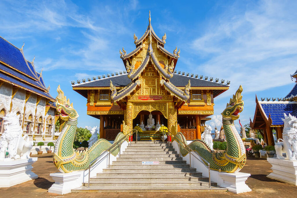 Chiang Mai, Tailandia - 17 de noviembre de 2018: Wat Den Salee Templo de Sri Muang Gan (Ban Den), uno de los monasterios más bellos de la provincia
. - Foto, Imagen