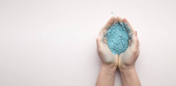 Μπλε χρώμα σε σκόνη στα χέρια για Holi - Φωτογραφία, εικόνα