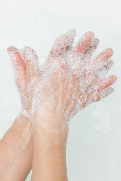 Χέρια σε σαπούνι, καθαριότητα και υγιεινή - Φωτογραφία, εικόνα