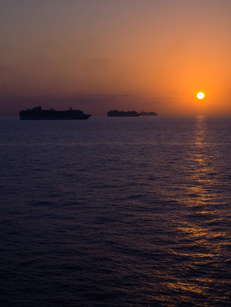 Круїзні кораблі у відкритому океані в карантинний час під час епідемії вірусу COVID-19.
 - Фото, зображення
