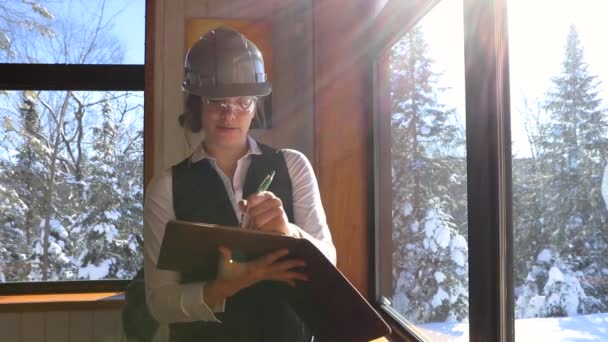 επιθεωρητής κατασκευών κορίτσι κρατώντας σημειώσεις - Πλάνα, βίντεο