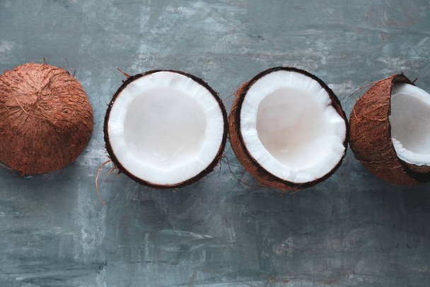 Anordnung frischer Kokosnüsse von oben auf grauem Betongrund - Foto, Bild