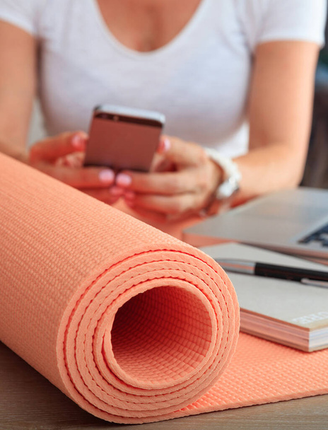Επιχειρηματικό και υγιεινό τρόπο ζωής έννοια. Yoga mat σε γραφείο closeup άποψη, ταιριάζει γυναίκα στο χώρο εργασίας - Φωτογραφία, εικόνα