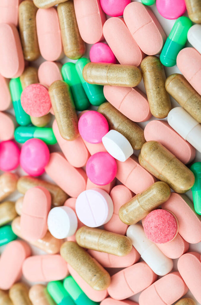Concepto de farmacia sanitaria. Medicina píldoras, cápsulas y tabletas fondo colorido, textura. Vista vertical superior
 - Foto, imagen