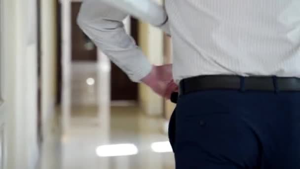 an employee with papers is running along the corridor to his workplace. Late to office - 映像、動画