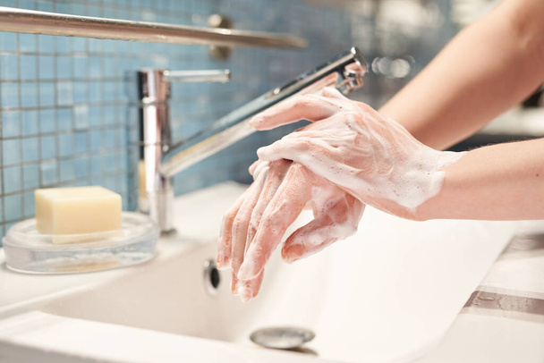 Lavarsi le mani strofinando con sapone donna per la prevenzione del virus della corona, igiene per smettere di diffondere coronavirus. Mani femminili
 - Foto, immagini