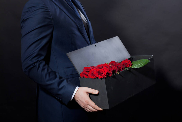 man gives red roses in an original box to his beloved woman - Zdjęcie, obraz