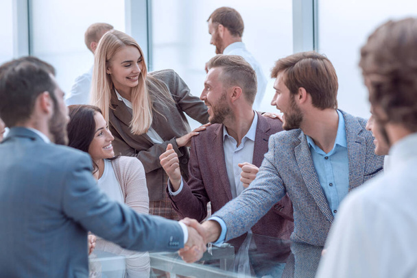 handshake business partners during a meeting in the office - Valokuva, kuva