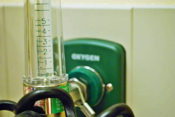 Oxigénport nyomásszabályozó áramlásmérője a sürgősségin - Fotó, kép