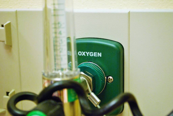 Caudalímetro regulador de presión del puerto de oxígeno en la sala de emergencias - Foto, imagen