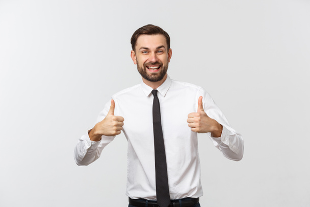 Feliz joven hombre de negocios sonriente con pulgares hacia arriba gesto, aislado sobre fondo blanco
 - Foto, imagen