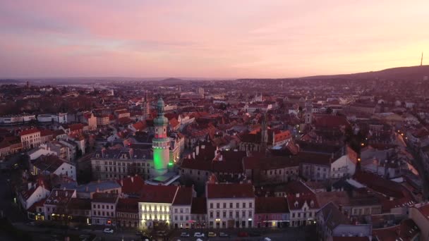 Воздушное видео средневекового Шопрона с пожарной башней ночью
 - Кадры, видео