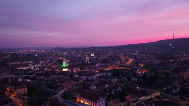 Воздушное видео средневекового Шопрона с пожарной башней ночью
 - Кадры, видео