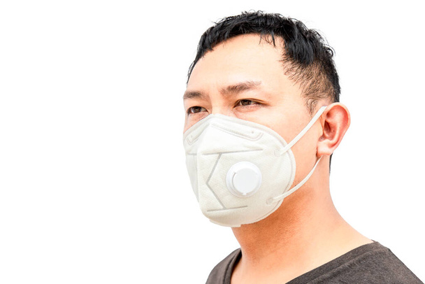Asya kökenli orta yaşlı bir adam Asya 'da virüs, grip, kovid19 veya koronavirüs ve beyaz arka plan fotokopi alanını önlemek için sağlık maskesi takıyor. Resimdeki yol kırpılıyor.  - Fotoğraf, Görsel