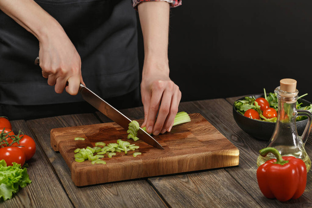 Vrouw die verse groentesalade kookt. Vrouwelijke handen. Dieetconcept voor een gezonde levensstijl met copyspace. - Foto, afbeelding