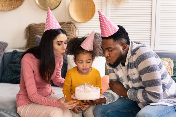 Kansainvälinen perhe korkit juhlii tyttäriä syntymäpäivä
 - Valokuva, kuva