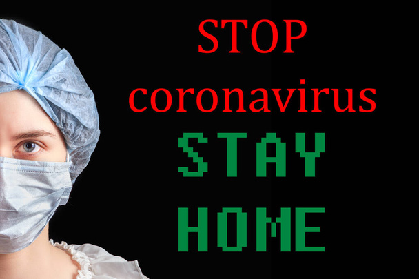 Infermiera donna con maschera medica e cappello su sfondo nero. Ferma l'infezione da coronavirus, resta a casa
 - Foto, immagini