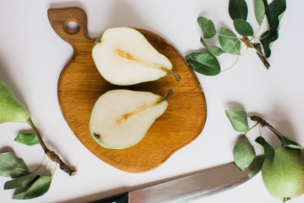 pears in a plate and slices of pears top view. wooden background with pears - Foto, immagini