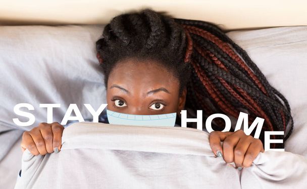 Autoaislamiento durante el brote de virus. Mujer afroamericana con máscara bajo manta y frase STAY HOME, collage
 - Foto, imagen