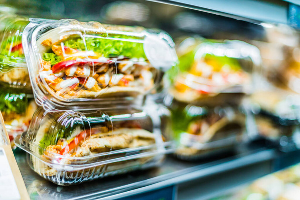 Chilli kuře s pitou, balené sendviče vystavené v komerční chladničce - Fotografie, Obrázek