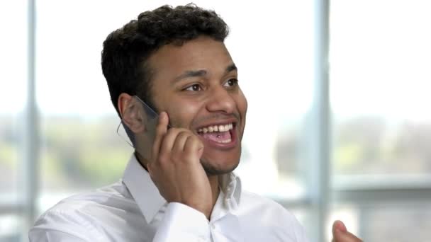 Portré rendkívül boldog fiatal indiai férfi beszél copyspace telefon. - Felvétel, videó