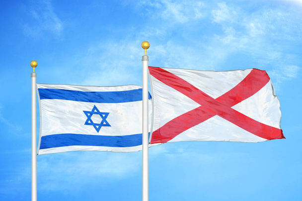 Ισραήλ και Βόρεια Ιρλανδία δύο σημαίες σε κοντάρια σημαίας και μπλε θολό φόντο του ουρανού - Φωτογραφία, εικόνα