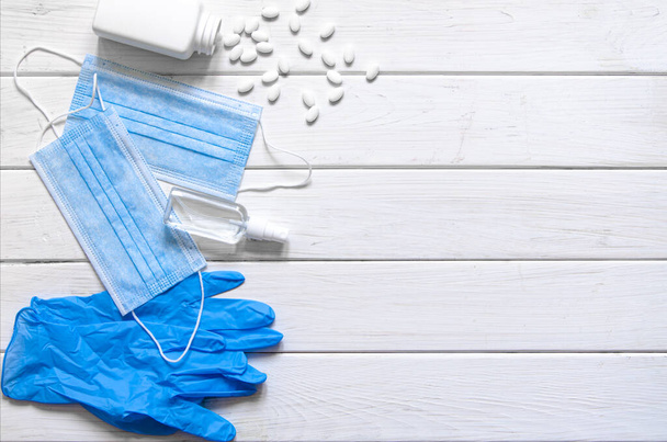 Een paar dunne blauwe medische latex handschoenen en gezichtsschild op een witte achtergrond. Wegwerpbare rubberen medische handschoenen en masker. Beschermende proefpersonen - Foto, afbeelding