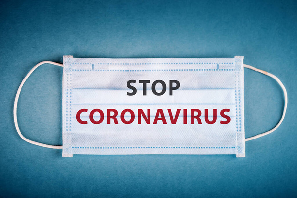 机の上の医療マスク。コロナウイルス流行。コロナウイルスインフルエンザ、危険なインフルエンザ。コロナウイルス2019-nCV 。コロナウイルスが発生。Covid19. - 写真・画像