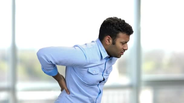 Giovane uomo indiano che soffre di mal di schiena
. - Filmati, video