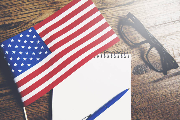notepad with american flag and glasses on table - Foto, immagini