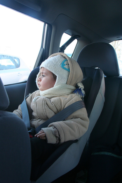 baby in autostoel voor veiligheid - Foto, afbeelding