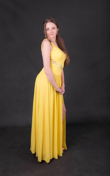 stúdió portré egy vékony lány sárga ruhában - Fotó, kép