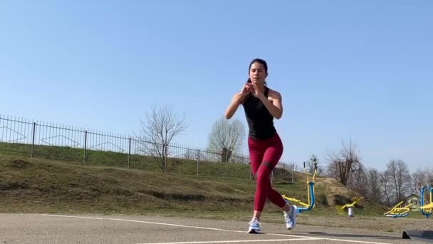 Női sport edzés és edzés a szabadban reggel. Erős és sportos nő csinál tüdő, guggolás, burpee - Felvétel, videó