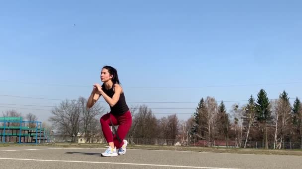 Femme de sport de formation et d'entraînement en plein air le matin. Femme forte et sportive faisant des fentes, squat, burpee
 - Séquence, vidéo