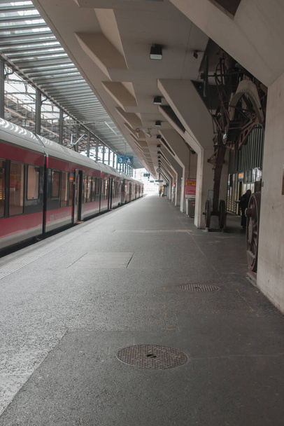 Empty streets. Quarantine. Closed stores. Missing tourists. Collapsed economy? Another crisis? Dream or reality? Taken in Lucerne/Switzerland, March 27. 2020 - Foto, imagen