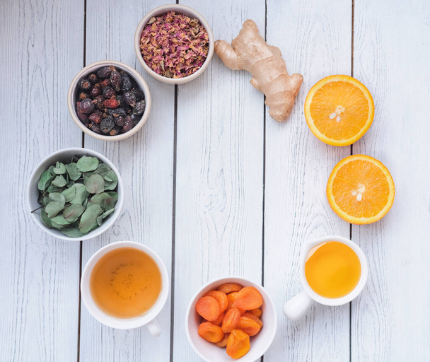 ingrédients pour stimuler immune- herbes de thé, gingembre, orange, miel et baies de cynorrhodons
. - Photo, image