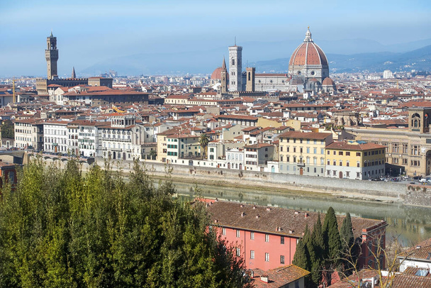 Чудовий вигляд на стародавню Флоренцію з висоти П "яцале Мікеланджело (Тоскана, Італія). - Фото, зображення